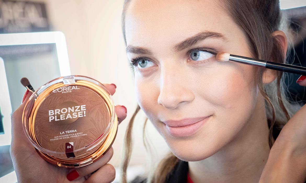 ¿Un truco para estar guapa en verano? Aplica los polvos bronceadores Glam Bronze La Terra de L’Oréal Paris en frente, mejillas, mentón, clavícula y, si quieres, en los párpados como sombra de ojos.